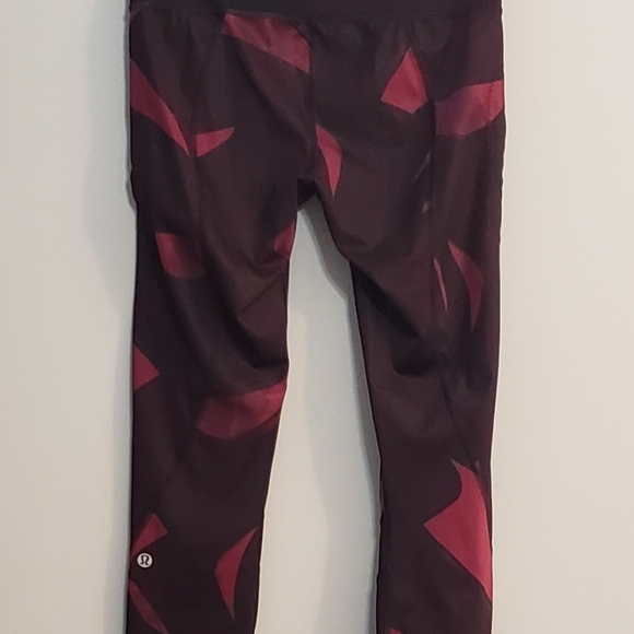 Lululemon Cropped Leggings With Mesh Inserts Size 4 - Picture 2 of 13